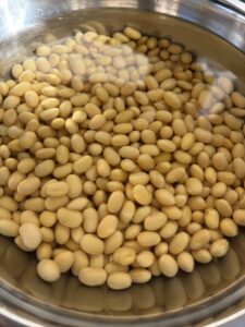 一晩水につけた後の大豆ちゃん